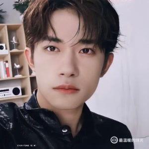 易烊千玺个人资料,多才多艺的青春偶像，成长之路与辉煌成就