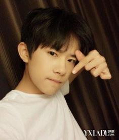 易烊千玺个人资料,多才多艺的青春偶像，成长之路与辉煌成就